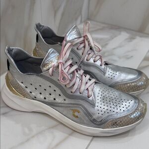 Courser Uno Women’s Hyper Luxe Leather Sneakers- Silver & Gold